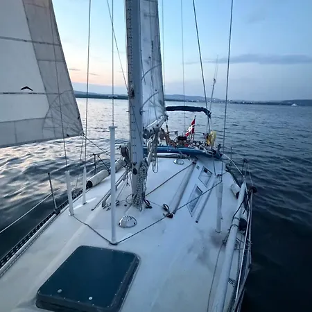 Båthotell Amelia *